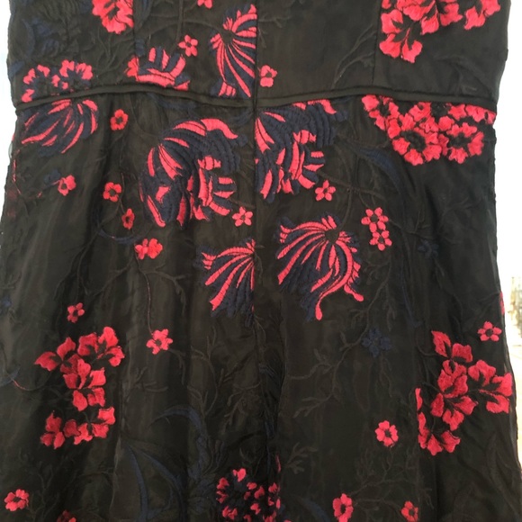 Beautiful embroidered gown - Picture 4 of 4